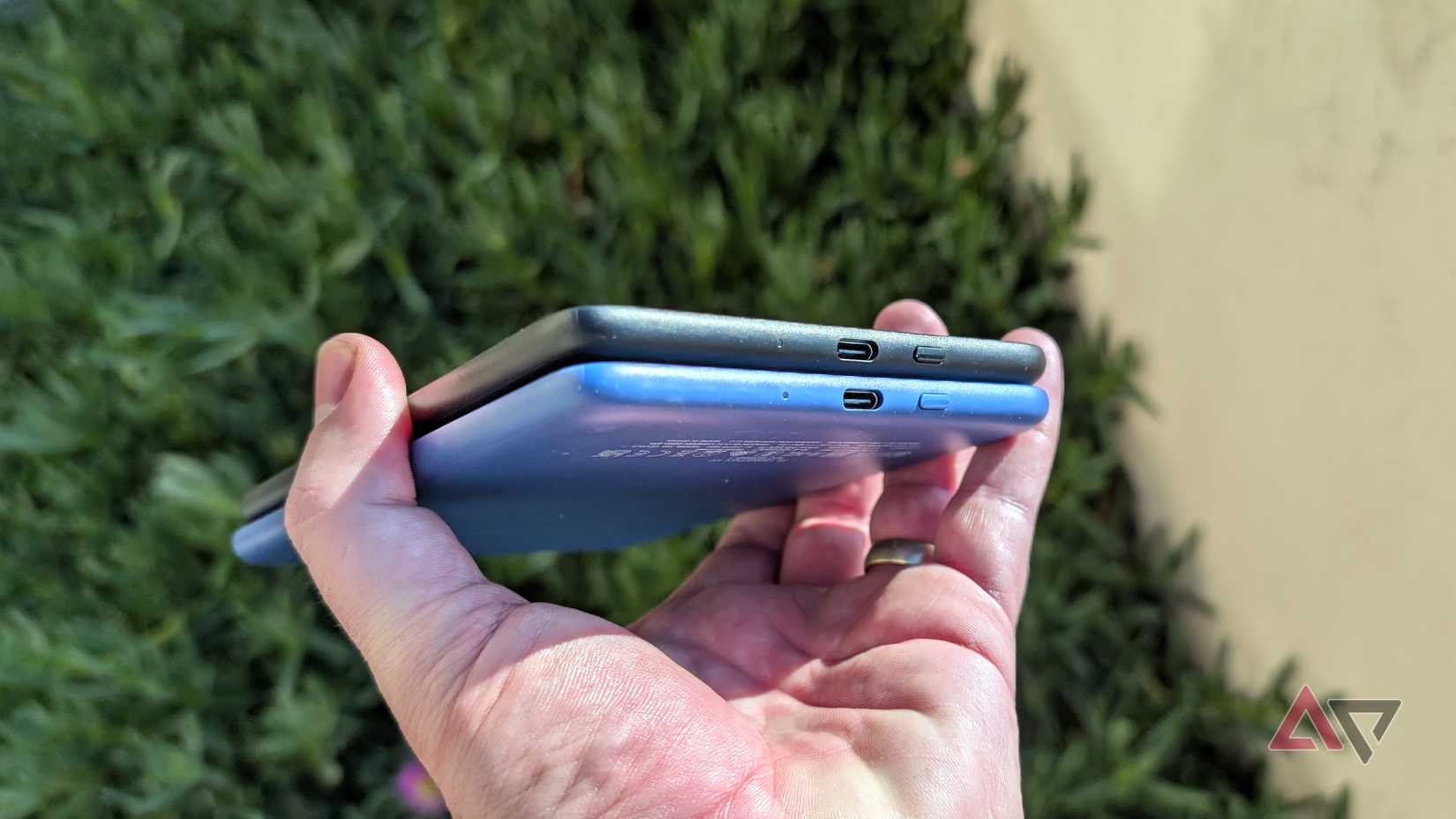 Η Google υπόσχεται 7 χρόνια ενημερώσεων, αλλά η μπαταρία του τηλεφώνου μου δεν θα διαρκέσει τόσο πολύ Amazon Kindle 2024 (πάνω) και 2022 (κάτω) που δείχνει τη θύρα USB και το κουμπί λειτουργίας