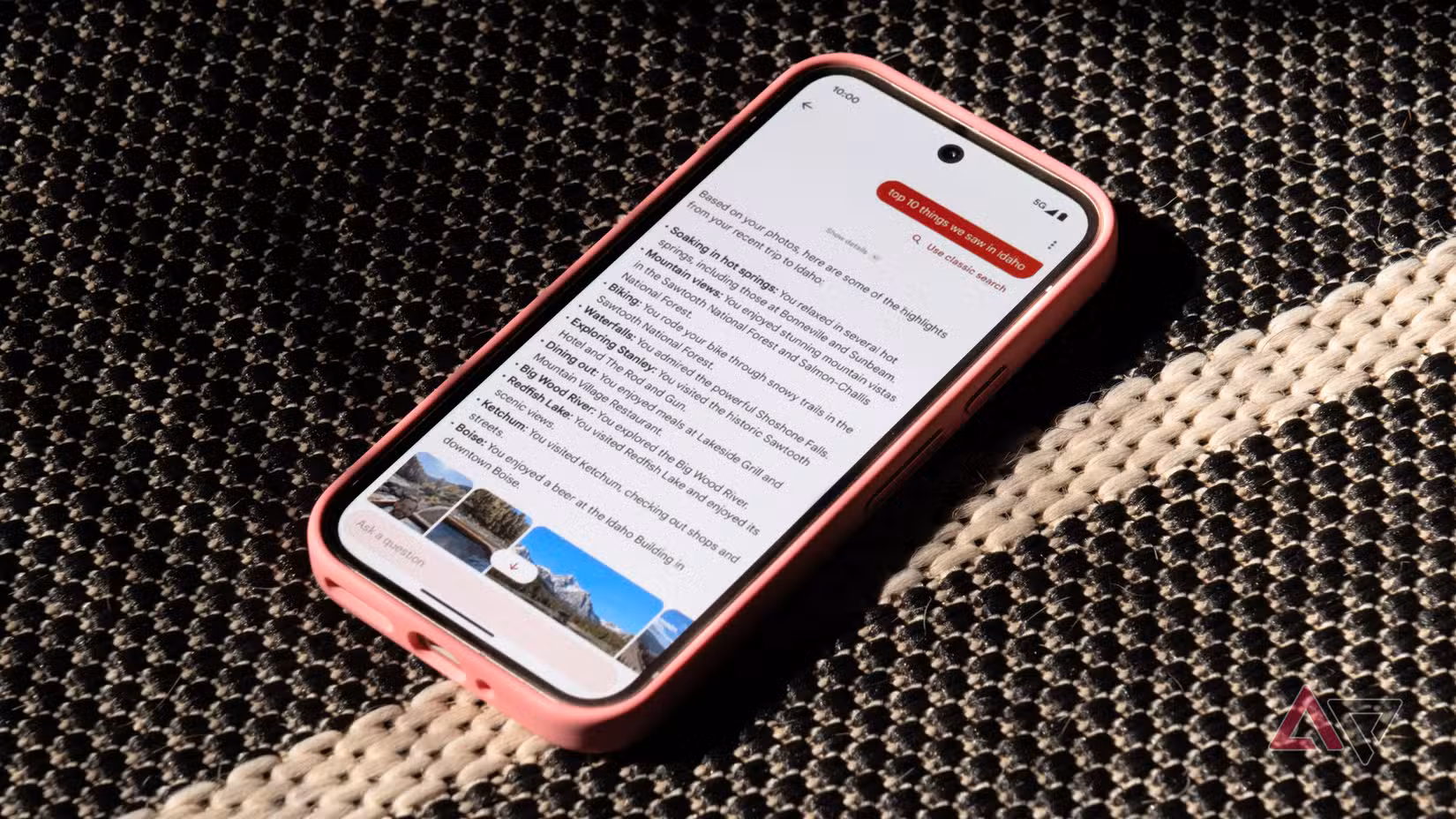 Ένα τηλέφωνο Pixel 9 που δείχνει μια επίδειξη της λειτουργίας Ask Photos του Google Photos.