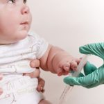 «Χαμός: Η κυβέρνηση Τραμπ καταργεί τις συστάσεις για 4 παιδικά εμβόλια – Ειδικοί προειδοποιούν για επικίνδυνες συνέπειες!»