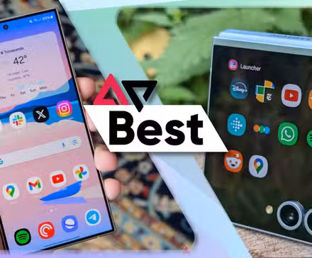 Samsung Galaxy S24 Ultra στα αριστερά και Galaxy Z Flip 6 στα δεξιά με το λογότυπο AndroidPolice στο κέντρο με το κείμενο 