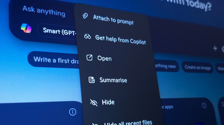 Εμφανίζεται το εργαλείο Copilot, εμφανίζοντας τις επιλογές προτροπής στην οθόνη.
