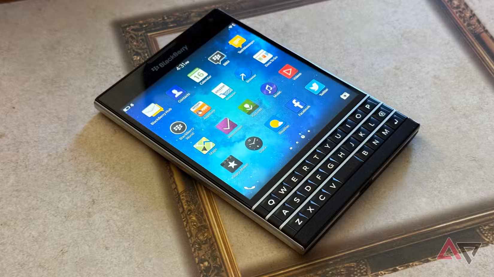 διαβατήριο βατόμουρου που κάθεται στο τραπέζι με την οθόνη επάνω