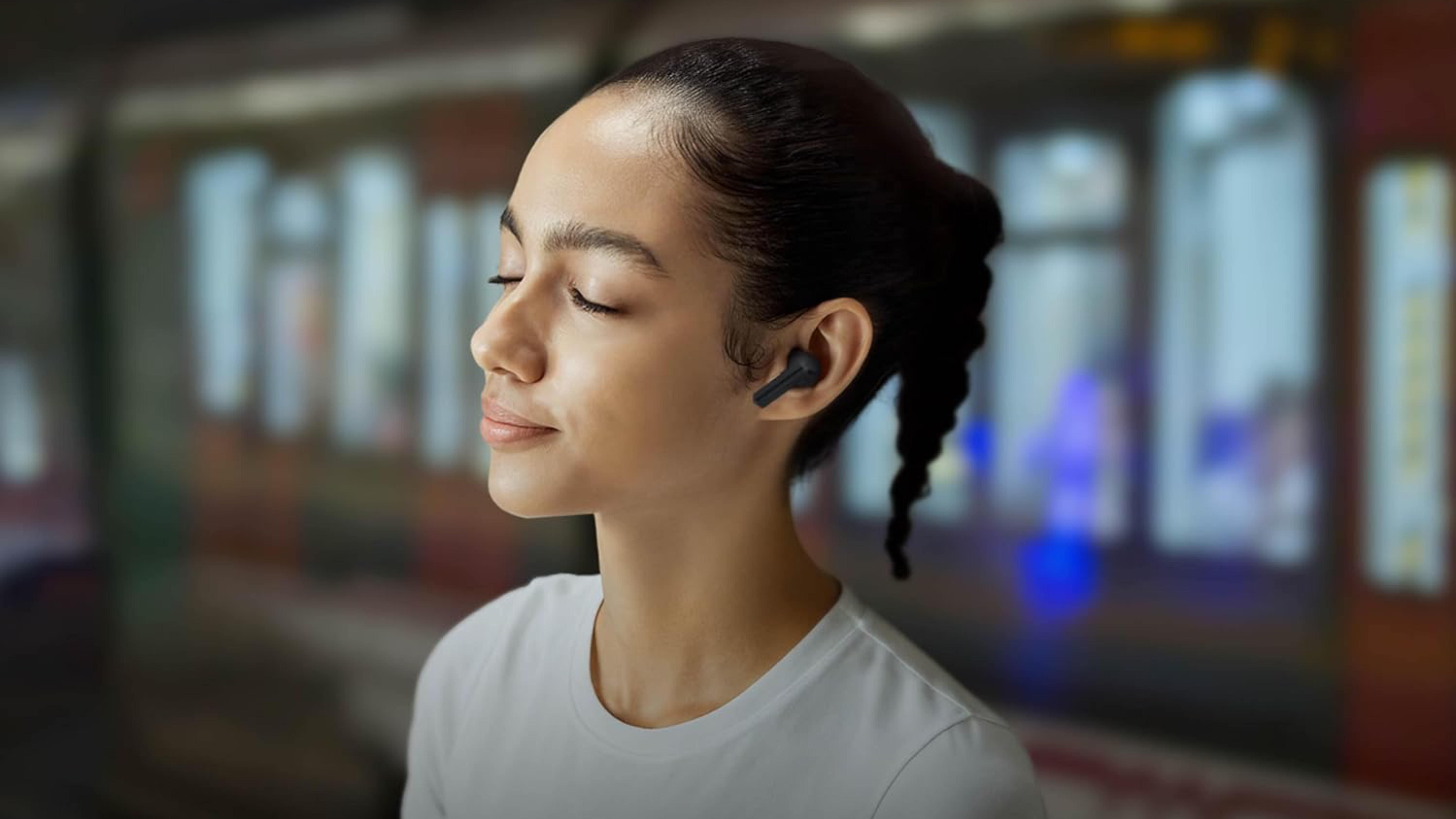 Το Samsung Galaxy Buds 3 FE σε επίσημες φωτογραφίες τύπου.