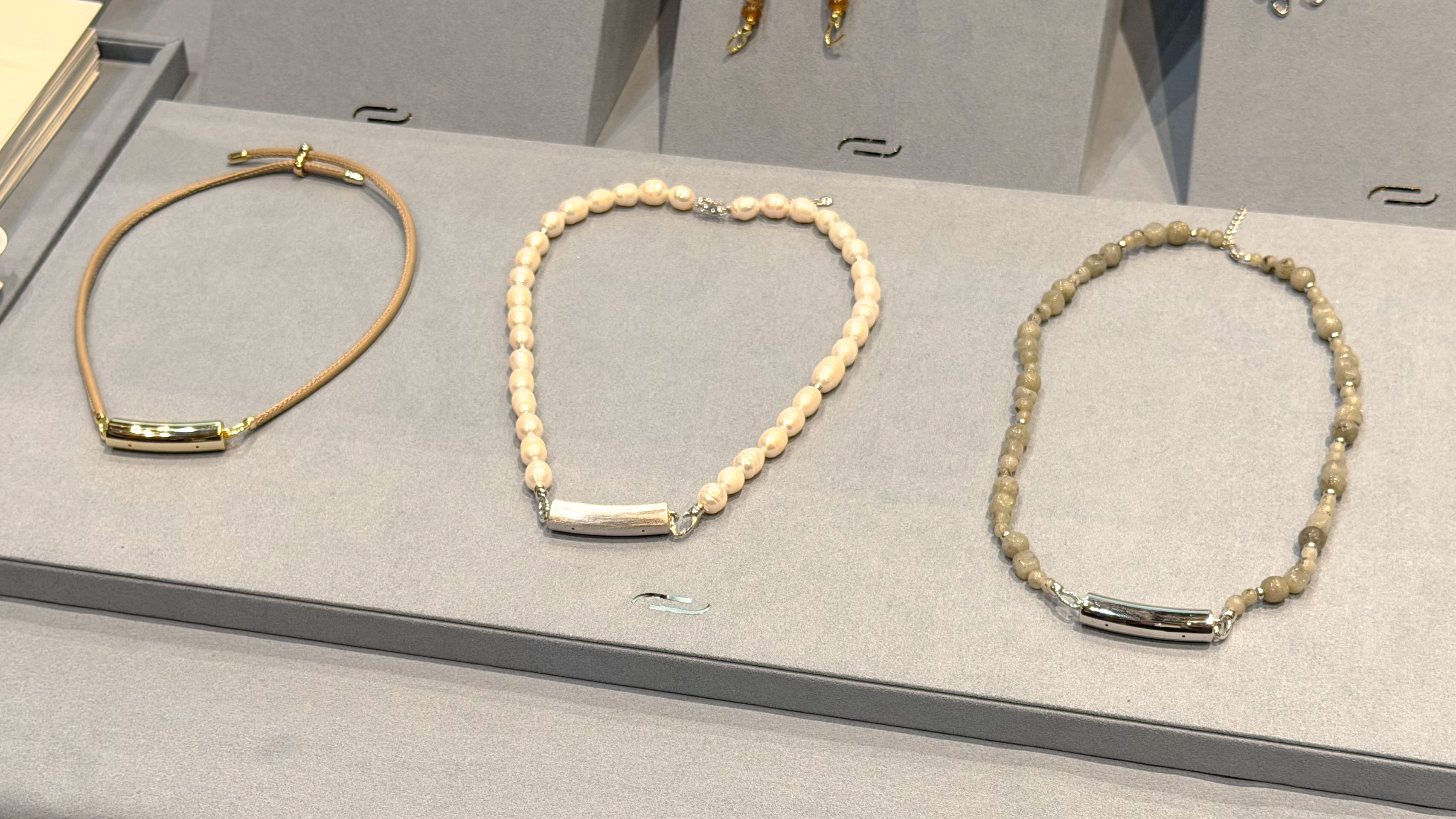 Κοσμήματα και εφαρμογή Nirva AI