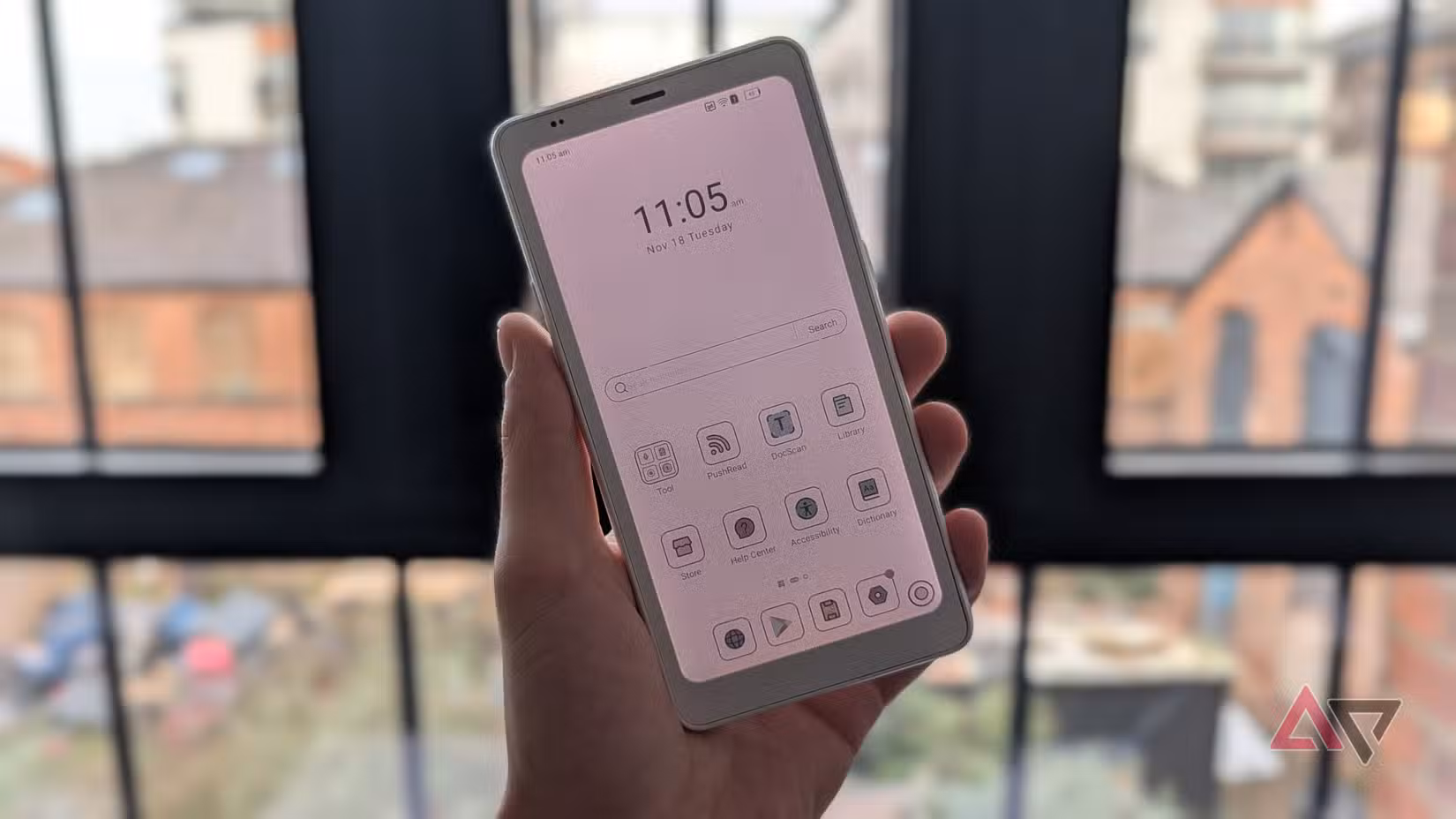 χέρι που κρατά λευκό ηλεκτρονικό αναγνώστη που δείχνει εφαρμογές