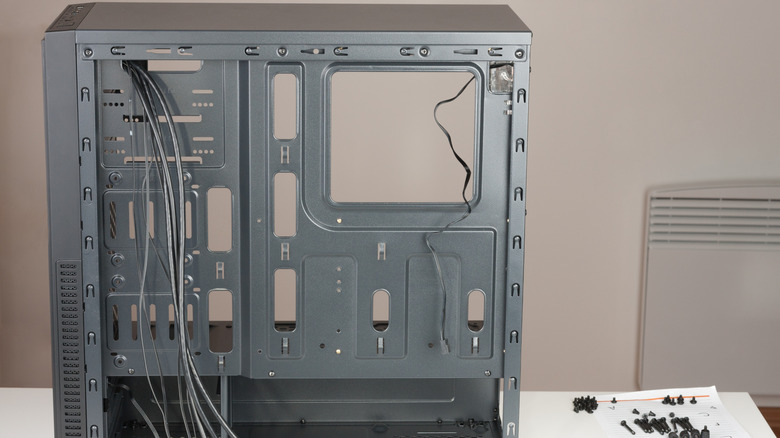 Μια άδεια θήκη υπολογιστή σε ένα τραπέζι