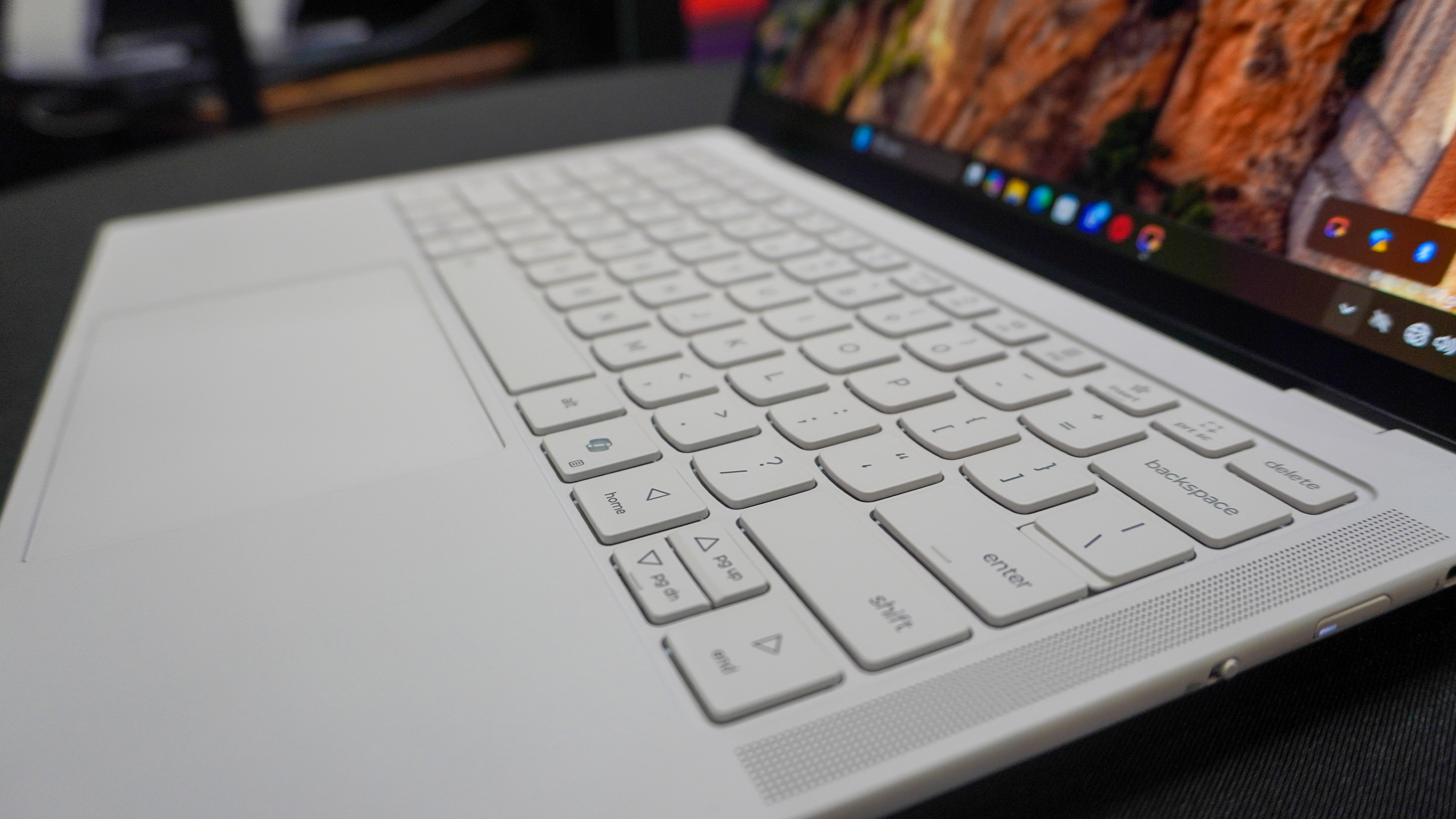 Lenovo Yoga Slim 7i Ultra Aura Edition