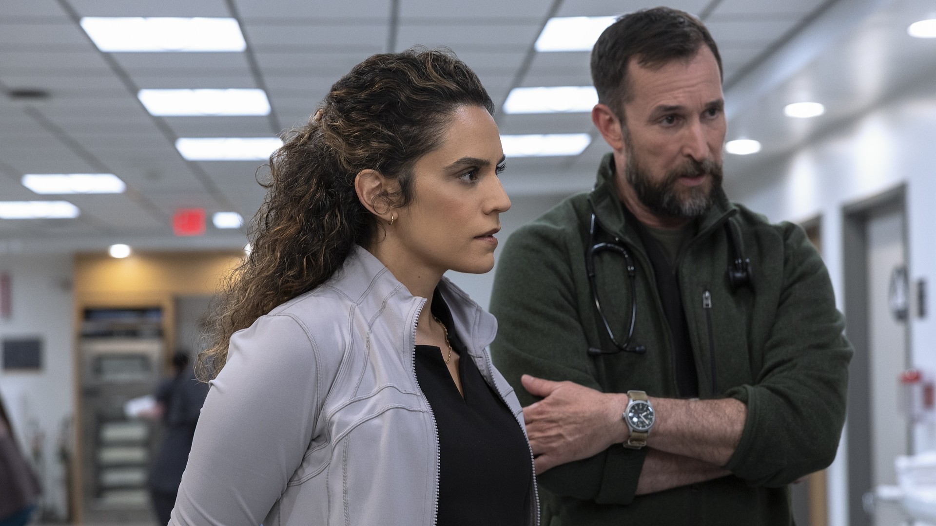 (LR) Η Sepideh Moafi και ο Noah Wyle μπαίνουν "Ο Πιτ" επεισόδιο 201.