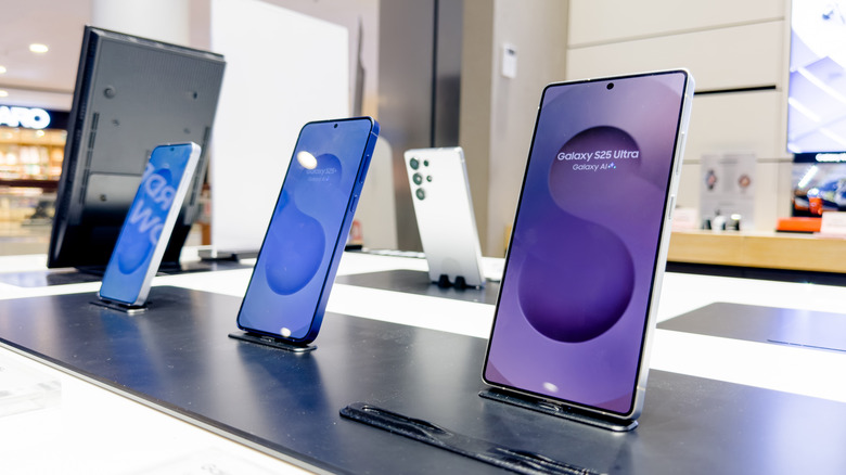 Τηλέφωνα Galaxy S25 στην οθόνη.