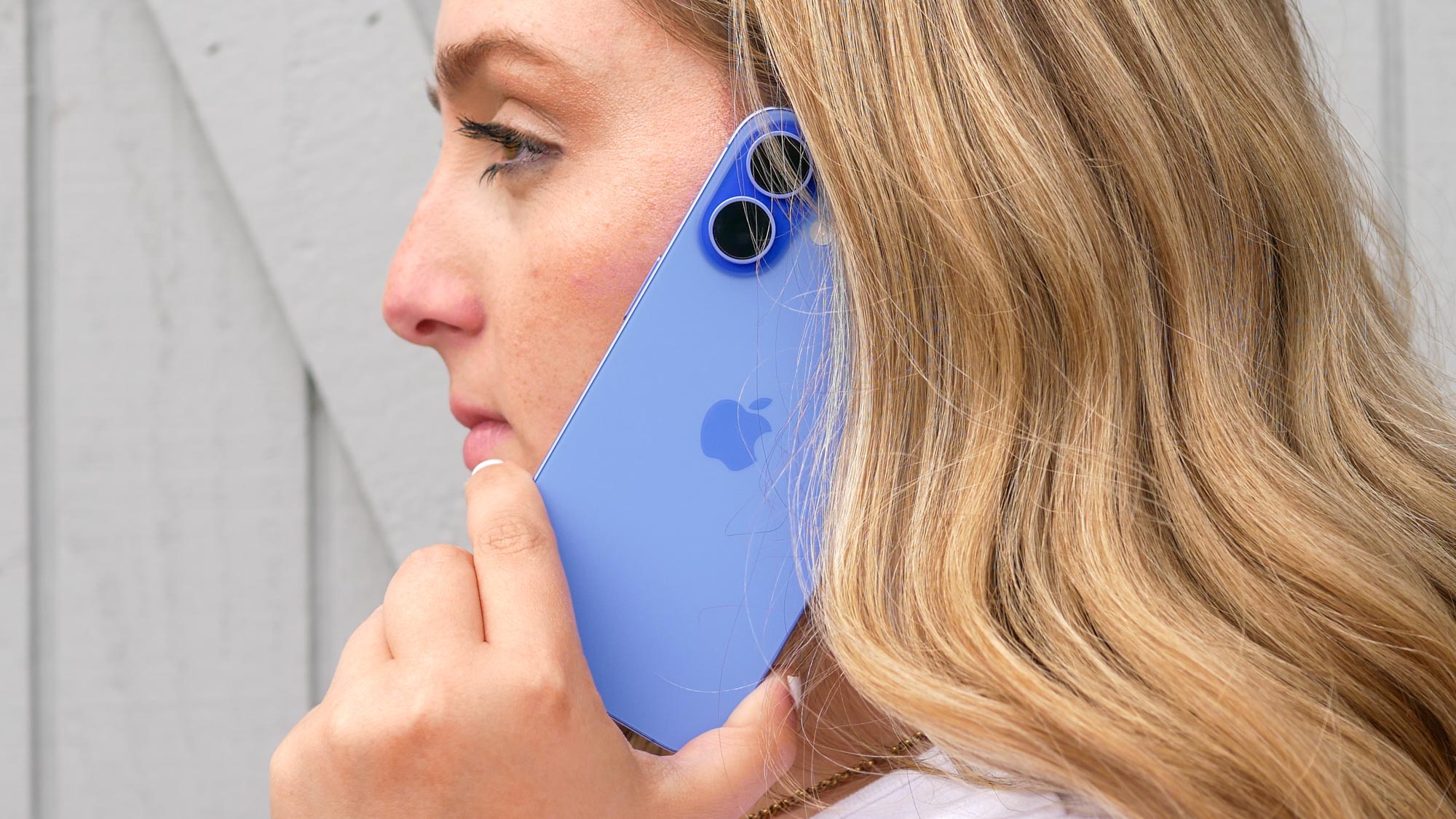 Το Apple iPhone 16 κρατιέται στο χέρι.