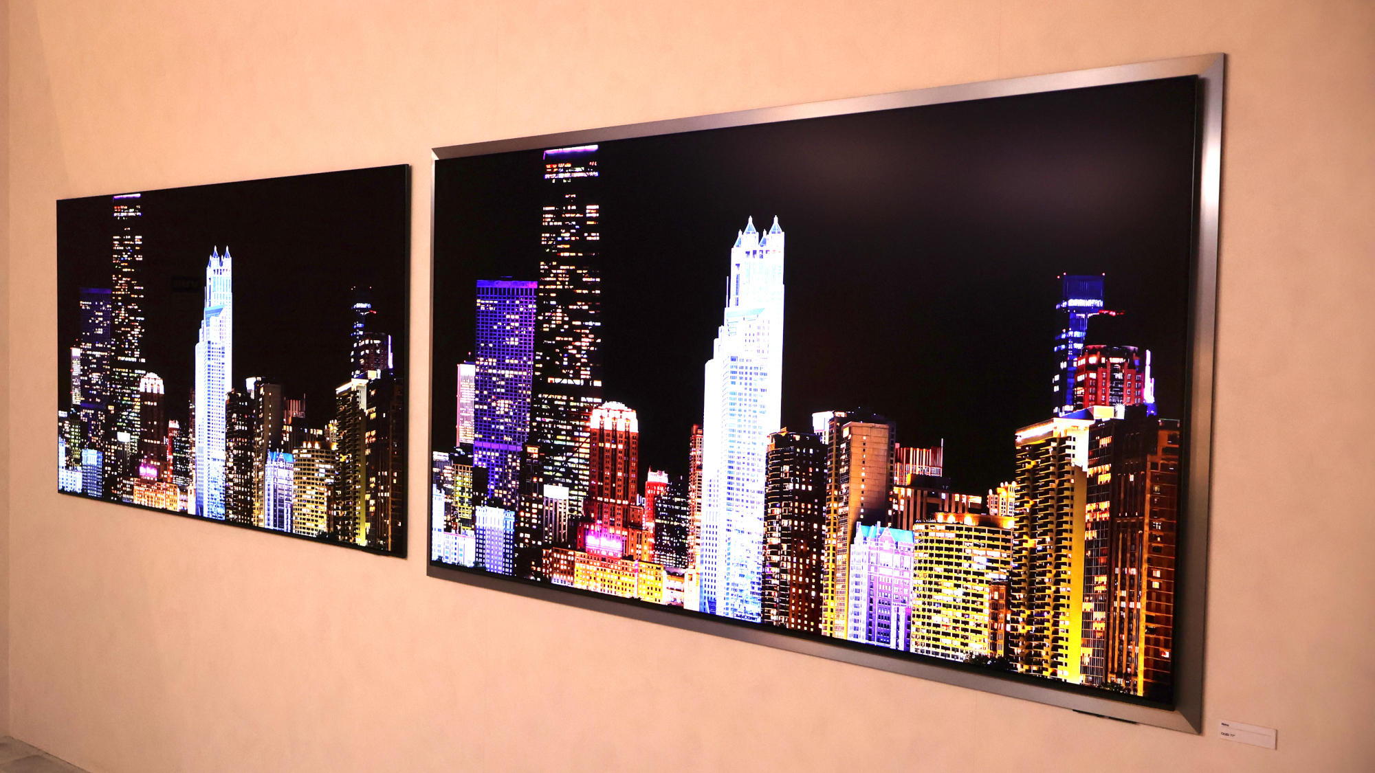 Το Samsung S95H OLED στα δεξιά με το νέο μεταλλικό του πλαίσιο.