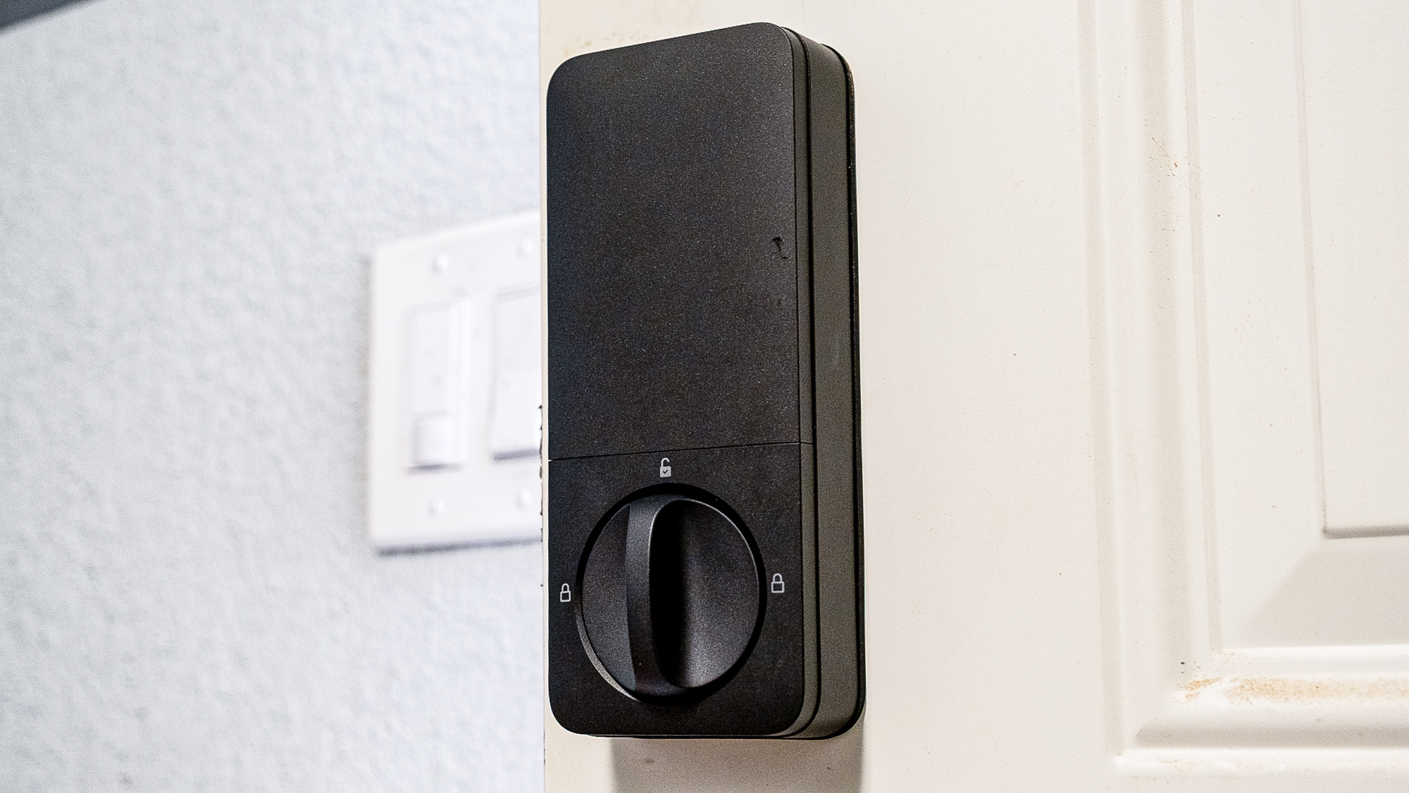 Έξυπνη κλειδαριά Aqara U400 στην πόρτα