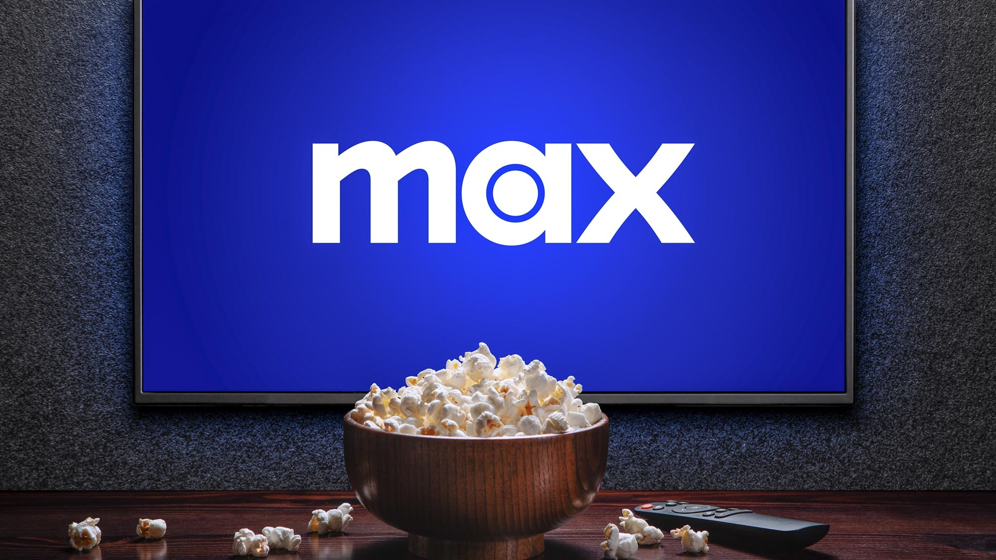Το HBO Max σε μια οθόνη τηλεόρασης με ένα μπολ ποπ κορν