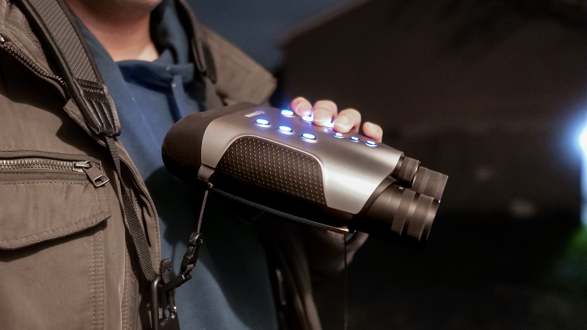 Κιάλια νυχτερινής όρασης Cigman CNVPRO κρατημένα στο χέρι.