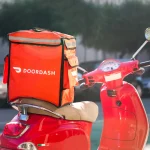 Το DoorDash λέει ότι απαγόρευσε τον οδηγό που φαινομενικά προσποιήθηκε μια παράδοση χρησιμοποιώντας AI
