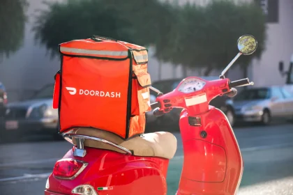 Το DoorDash λέει ότι απαγόρευσε τον οδηγό που φαινομενικά προσποιήθηκε μια παράδοση χρησιμοποιώντας AI