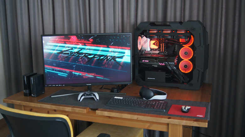 Ρύθμιση γραφείου με υπολογιστή, οθόνη και άλλα αξεσουάρ