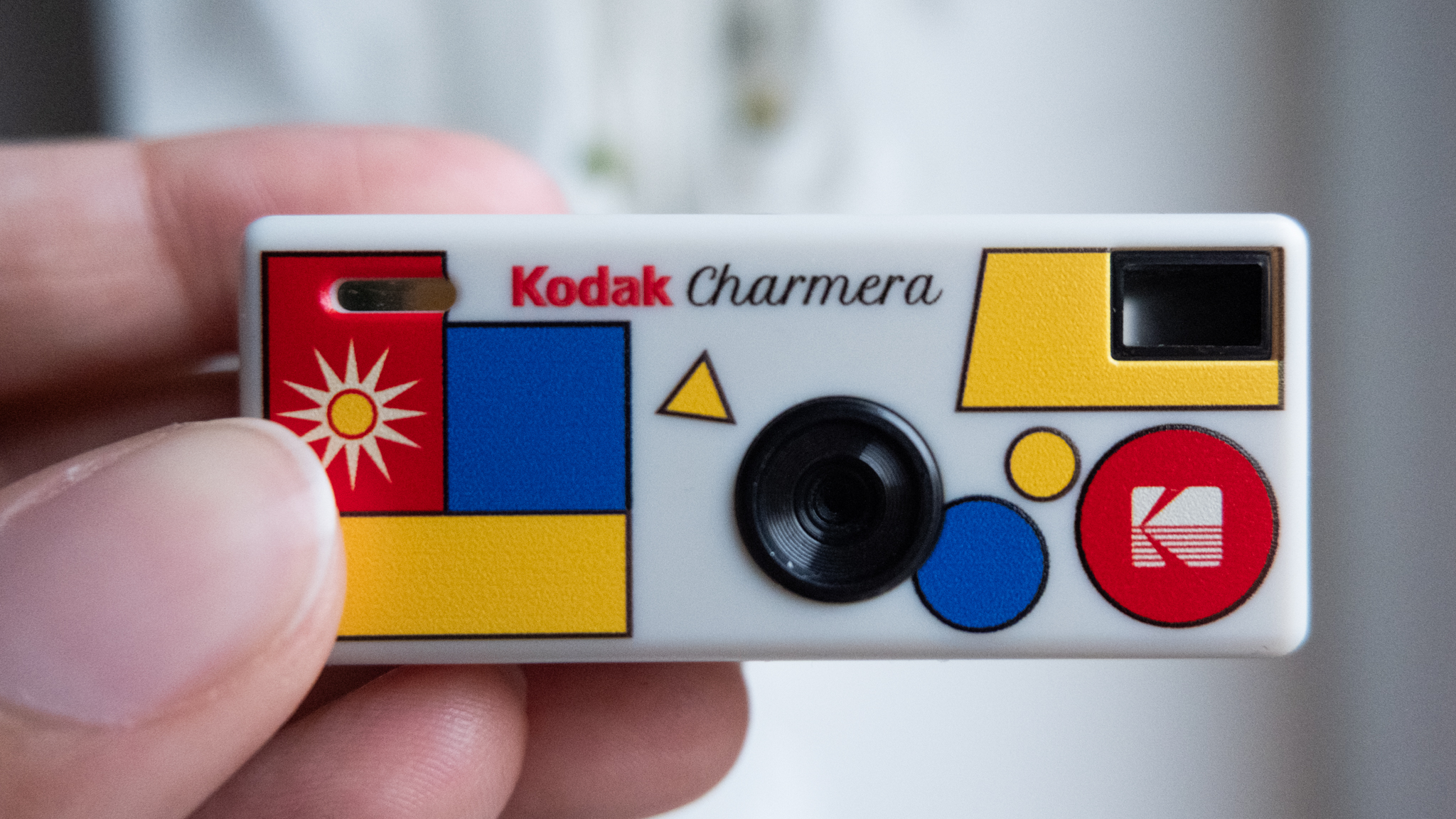 Μια φωτογραφία μιας κάμερας με μπρελόκ της Kodak Charmera