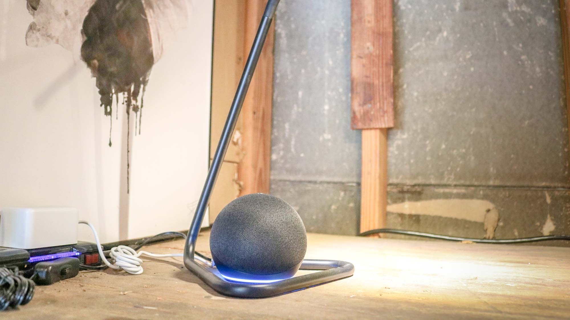 Πίστευα ότι το Wi-Fi ήταν τέλειο, μέχρι που αναβάθμισα σε δρομολογητή mesh — και τώρα σερφάρω στο διαδίκτυο με ταχύτητα φωτός! Amazon Echo Dot 5ης γενιάς στο γκαράζ