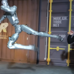 «Ετοιμαστείτε να γυμναστείτε με ρομπότ! Αλλά προσέξτε, η απόσταση ασφαλείας είναι το παν!»