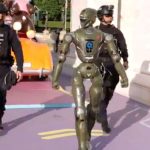 «Δείτε τον «Terminator» της Κίνας στους δρόμους! Η Αστυνομία δοκιμάζει την επόμενη γενιά τεχνολογίας με το EngineAI T800!»