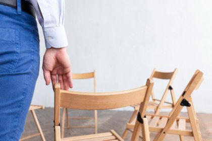 «Τραμπ: Απίστευτη Ανατροπή! Δείτε γιατί αναβάλλει για ένα χρόνο την αύξηση των δασμών σε εισαγόμενα έπιπλα!»