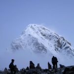 «Απίστευτο! Το Έβερεστ Κινδυνεύει από Υπερουρισμό – Ανακαλύψτε το Βαρύ Τίμημα για τον ‘Ουρανό’!»