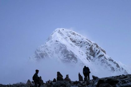«Απίστευτο! Το Έβερεστ Κινδυνεύει από Υπερουρισμό – Ανακαλύψτε το Βαρύ Τίμημα για τον ‘Ουρανό’!»