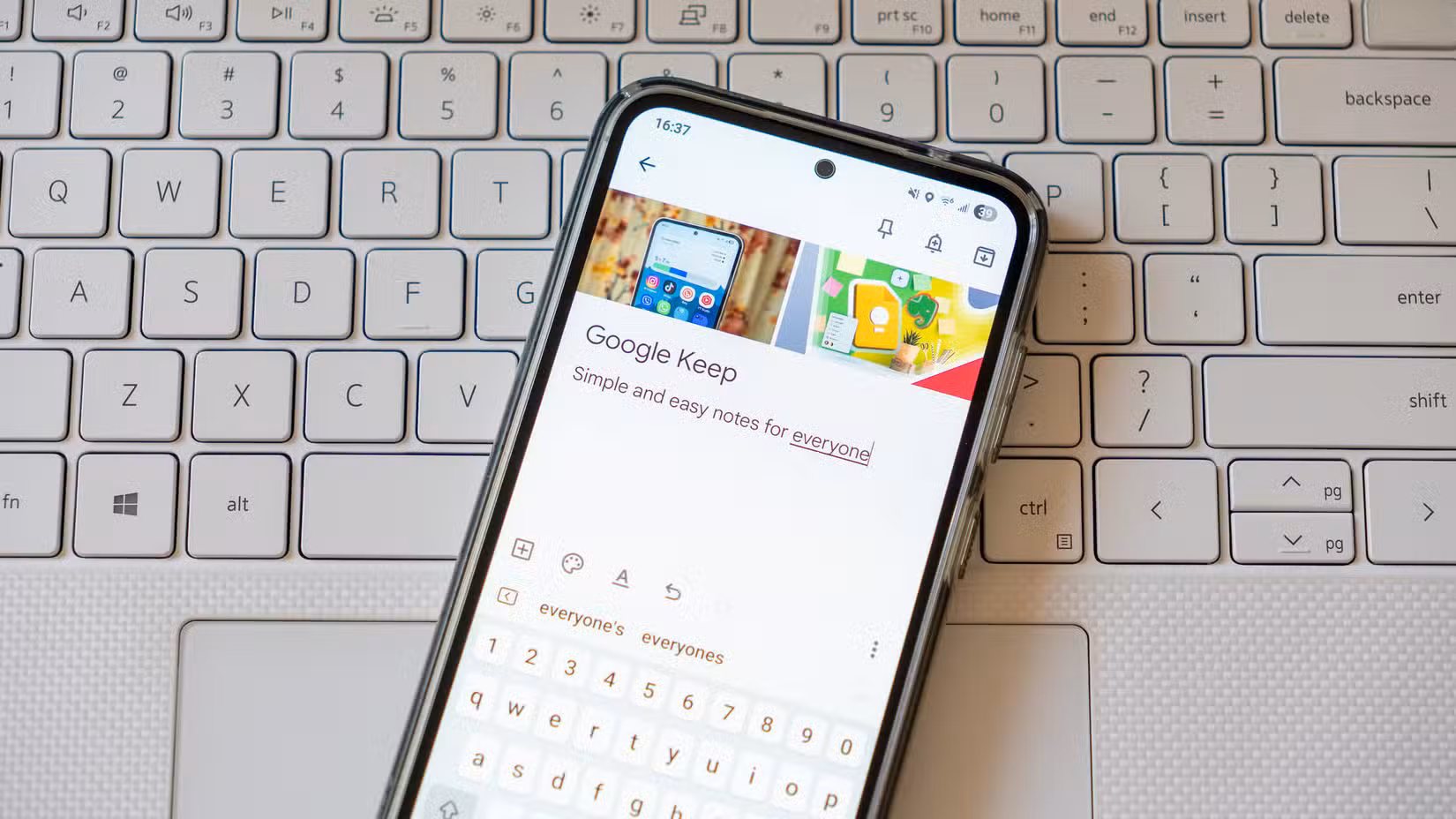Το Gmail έχει μια εφαρμογή λήψης σημειώσεων που κρύβεται σε κοινή θέα — και τώρα τη χρησιμοποιώ καθημερινά Μια σημείωση google keep που εμφανίζεται σε ένα τηλέφωνο σε ένα πληκτρολόγιο φορητού υπολογιστή