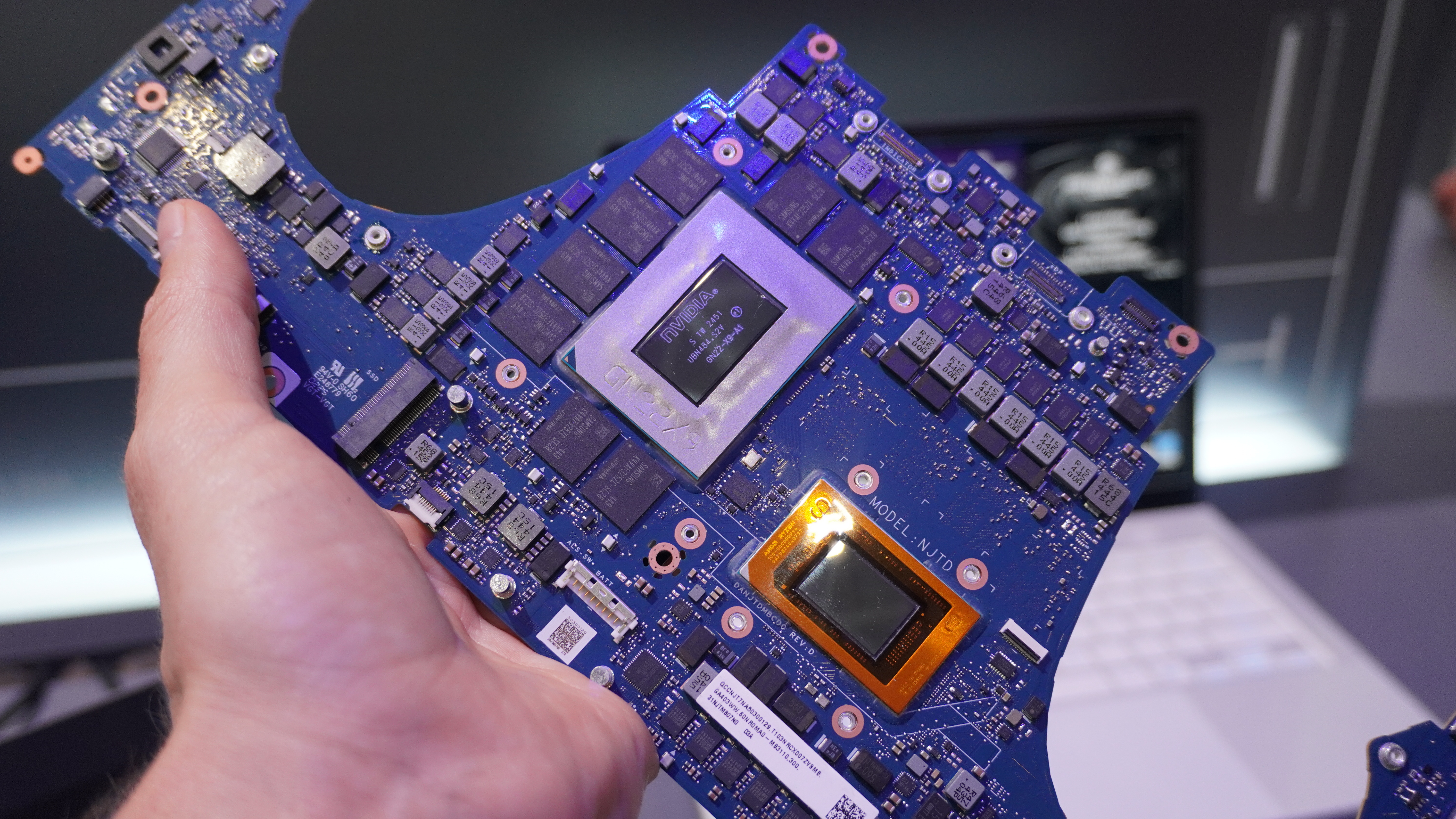 Ανακαλύψτε τα Μυστικά της σειράς Nvidia RTX 60: Φήμες & Διαρροές που Θα Σας Αφήσουν Άφωνους! Μητρικές Asus ROG Zephyrus G14 στο χέρι