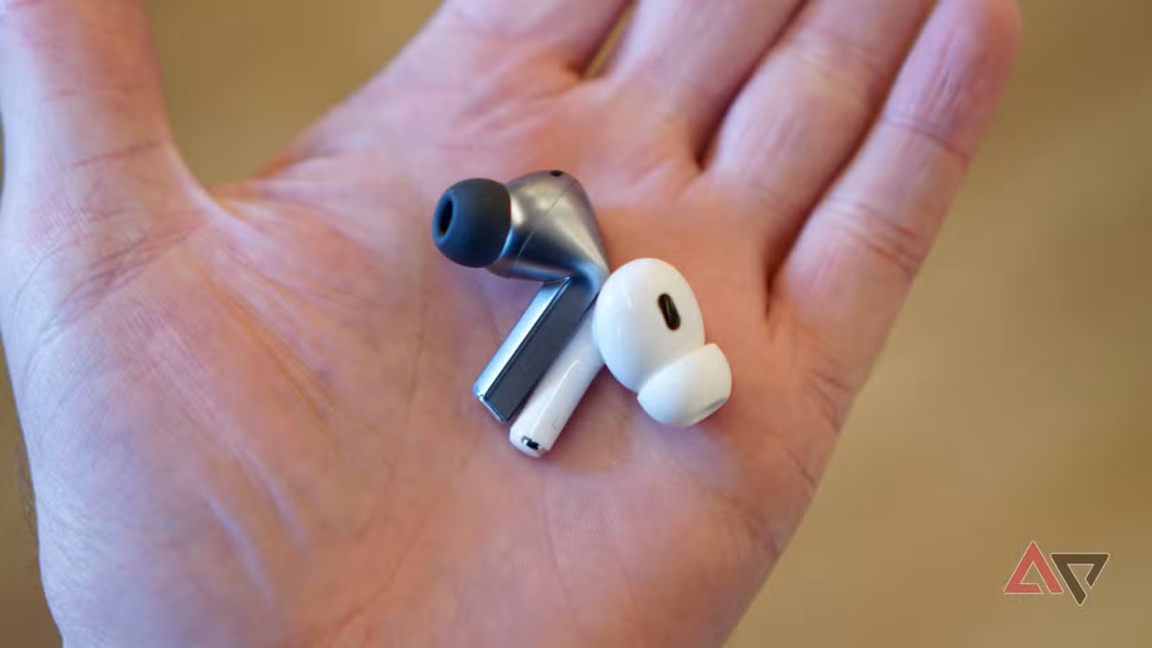 Τα Samsung Galaxy Buds3 Pro και Apple AirPods Pro 2