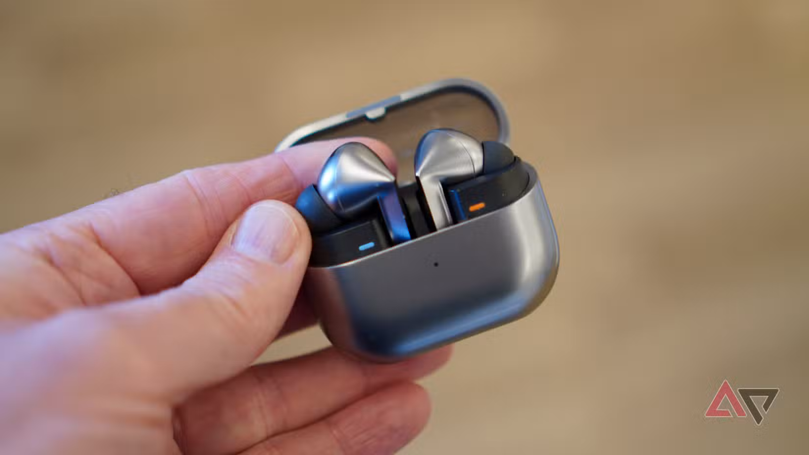 Το Samsung Galaxy Buds3 Pro στη θήκη