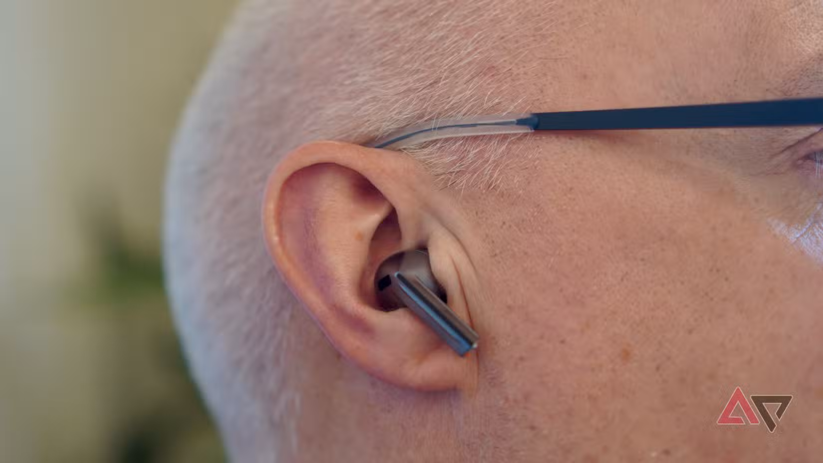 Ένα άτομο που φορά το Samsung Galaxy Buds3 Pro