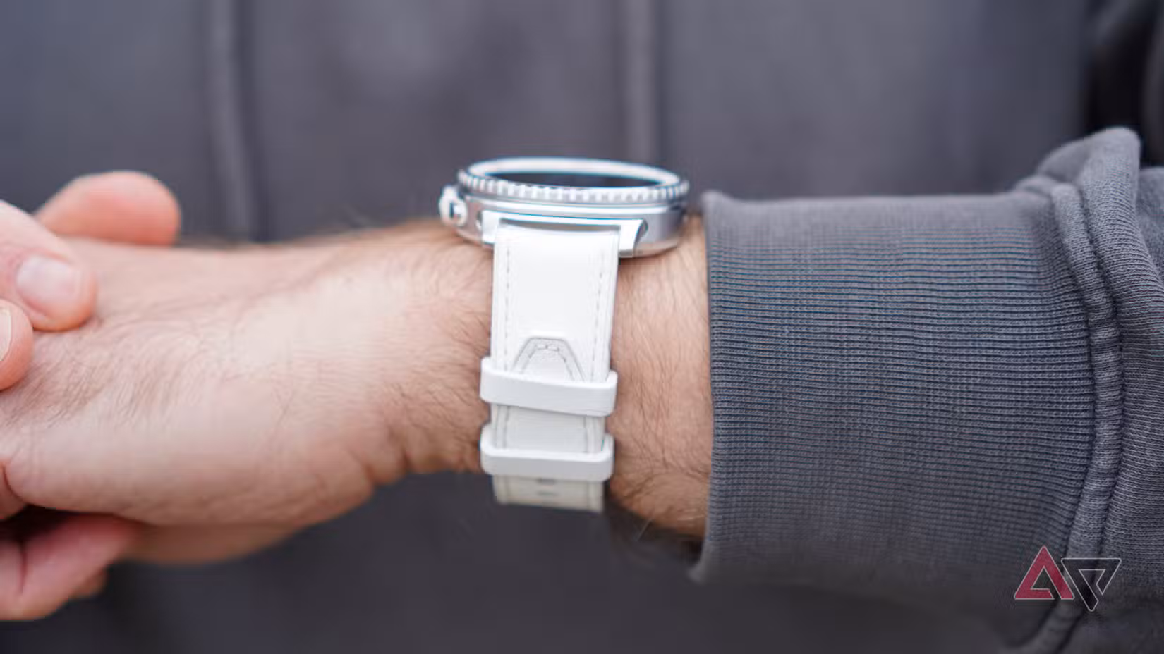 Ένα άτομο που φορά το Samsung Galaxy Watch 8 Classic