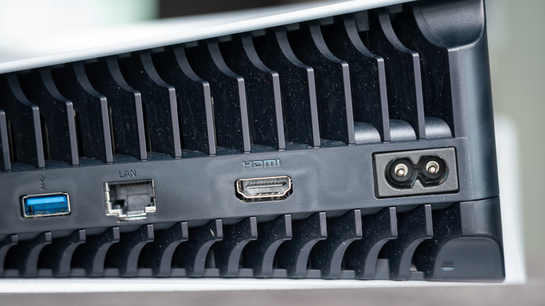 Το πίσω μέρος ενός Sony PS5 δείχνει τη θύρα HDMI