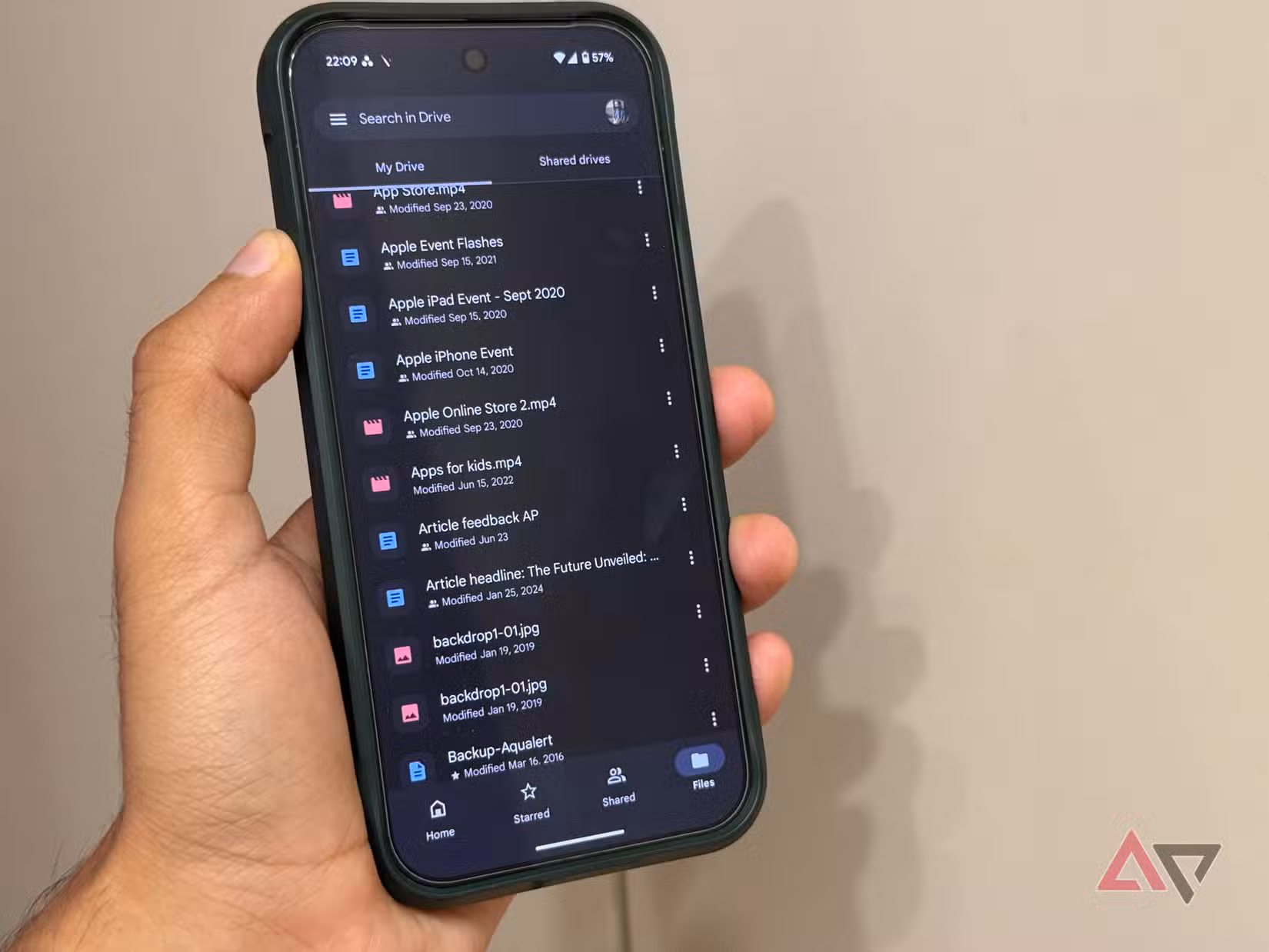 Ένα τηλέφωνο που εμφανίζει μια λίστα αρχείων στο Google Drive