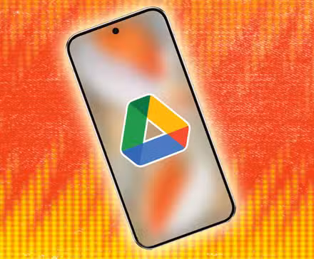 Το λογότυπο του Google Drive σε ένα smartphone σε κίτρινο και πορτοκαλί φόντο