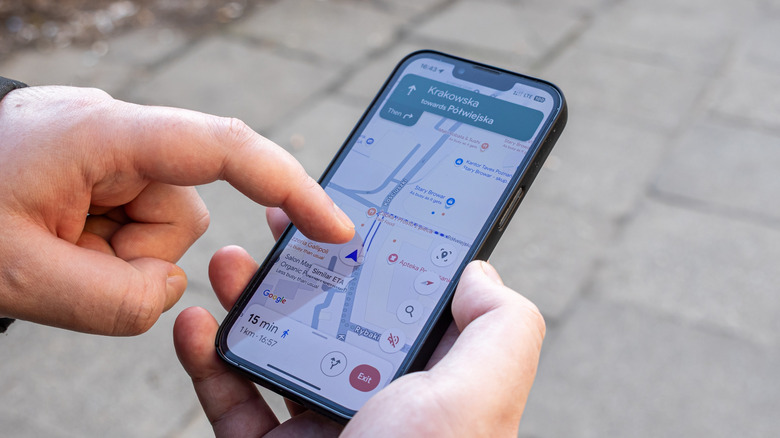 Η εφαρμογή Χάρτες Google ανοίγει μια οθόνη τηλεφώνου