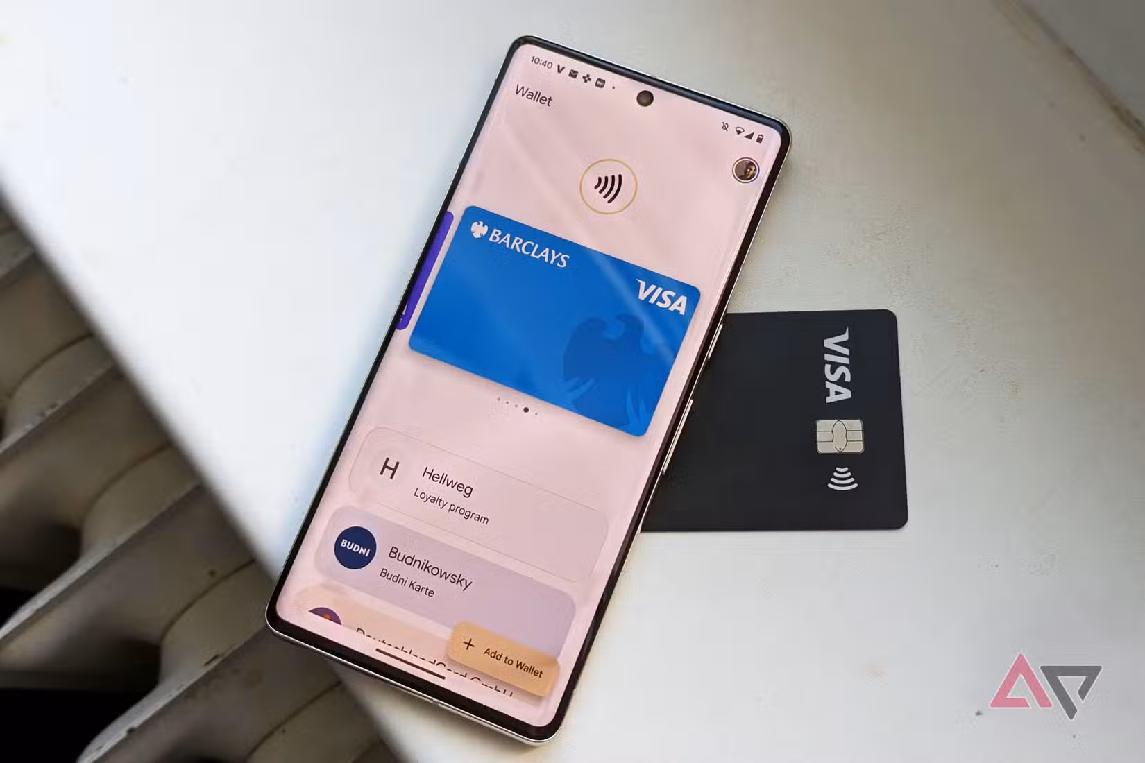 Παρακολούθησα αιτήματα λειτουργιών του Google Messages για ένα χρόνο — αυτό είναι που η Google εξακολουθεί να αγνοεί Το Πορτοφόλι Google είναι ανοιχτό σε ένα τηλέφωνο Google Pixel που βρίσκεται πάνω από μια μαύρη κάρτα Visa.