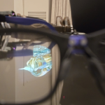 «Αυτό είναι το μέλλον για εμάς – καθιστώντας αυτούς τους κυματοδηγούς λεπτότερους, ελαφρύτερους και ευκολότερους στην παραγωγή» -- Η Lumus προσφέρει μια ματιά στο μέλλον των γυαλιών AR