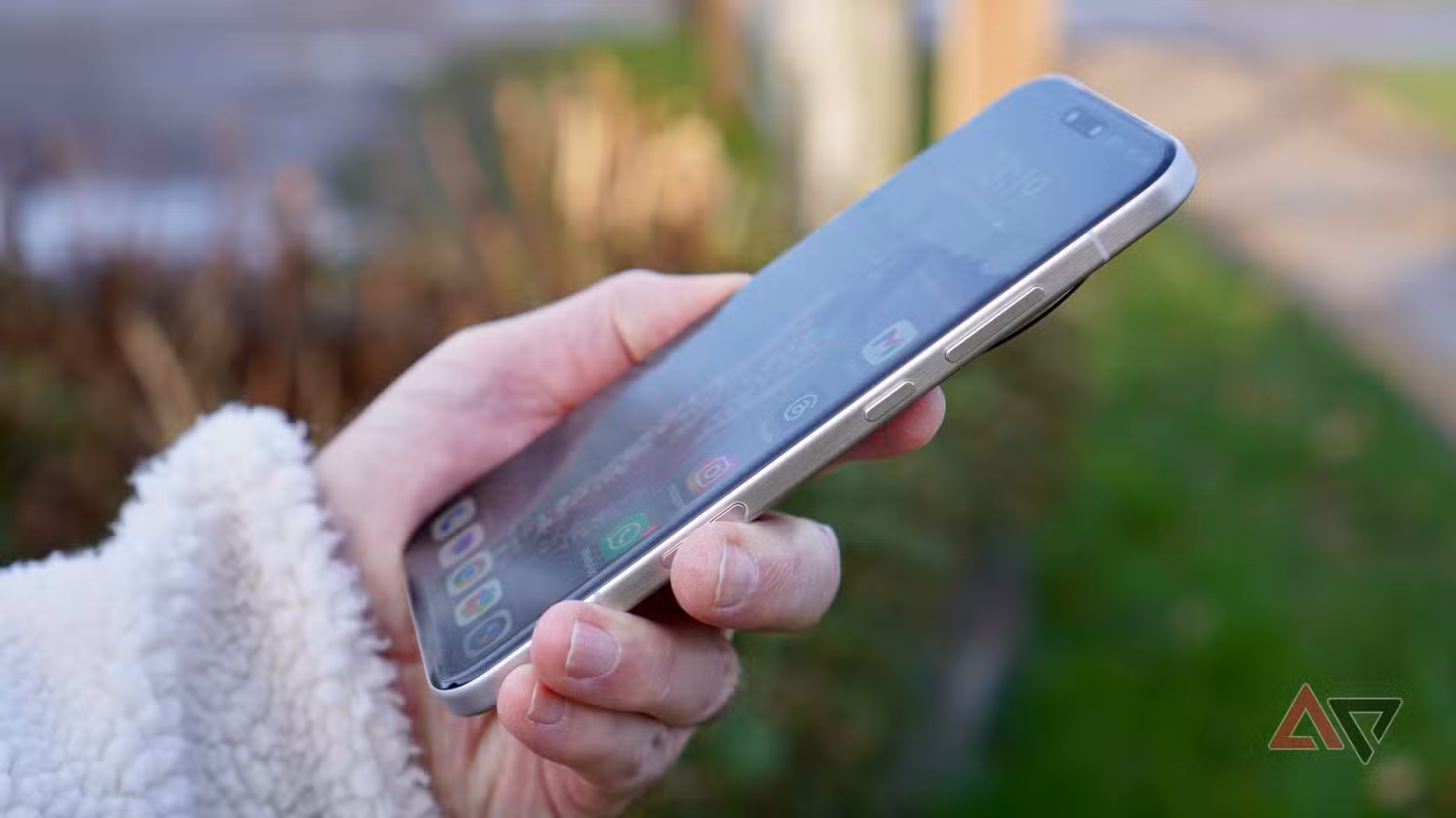 Ένα άτομο που κρατά το Honor Magic8 Pro