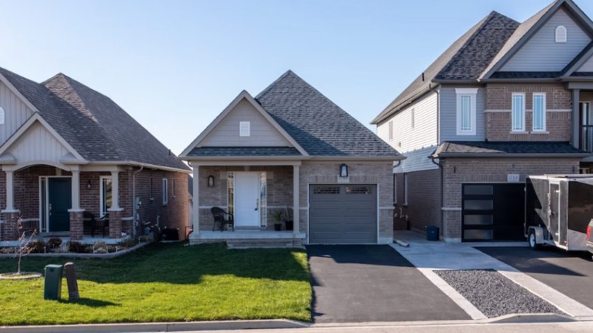 «Σοκ! Ο Τραμπ Απειλεί με Καταστροφή: Απαγόρευσε τις Επενδύσεις της Wall Street σε Μονοκατοικίες!»