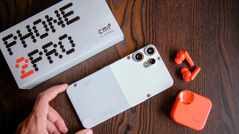 Το CM Phone 2 Pro και το βασικό τηλέφωνο Android από το Nothing.