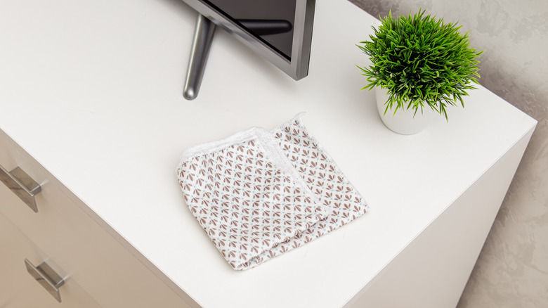 Ένα πανί από μικροΐνες δίπλα σε μια τηλεόραση και σε γλάστρα