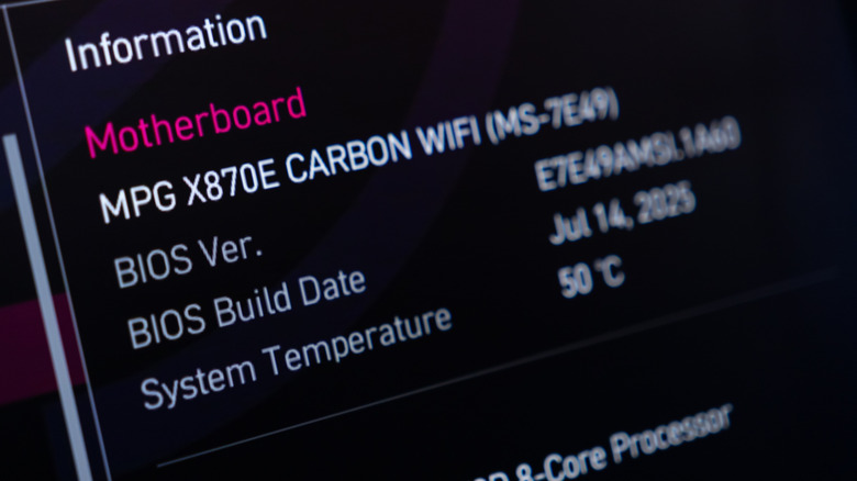 Οθόνη Bios στον υπολογιστή που δείχνει πληροφορίες για τη μητρική πλακέτα