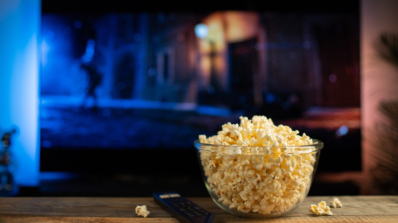 μπολ με ποπ κορν σε ένα τραπέζι μπροστά από μια τηλεόραση