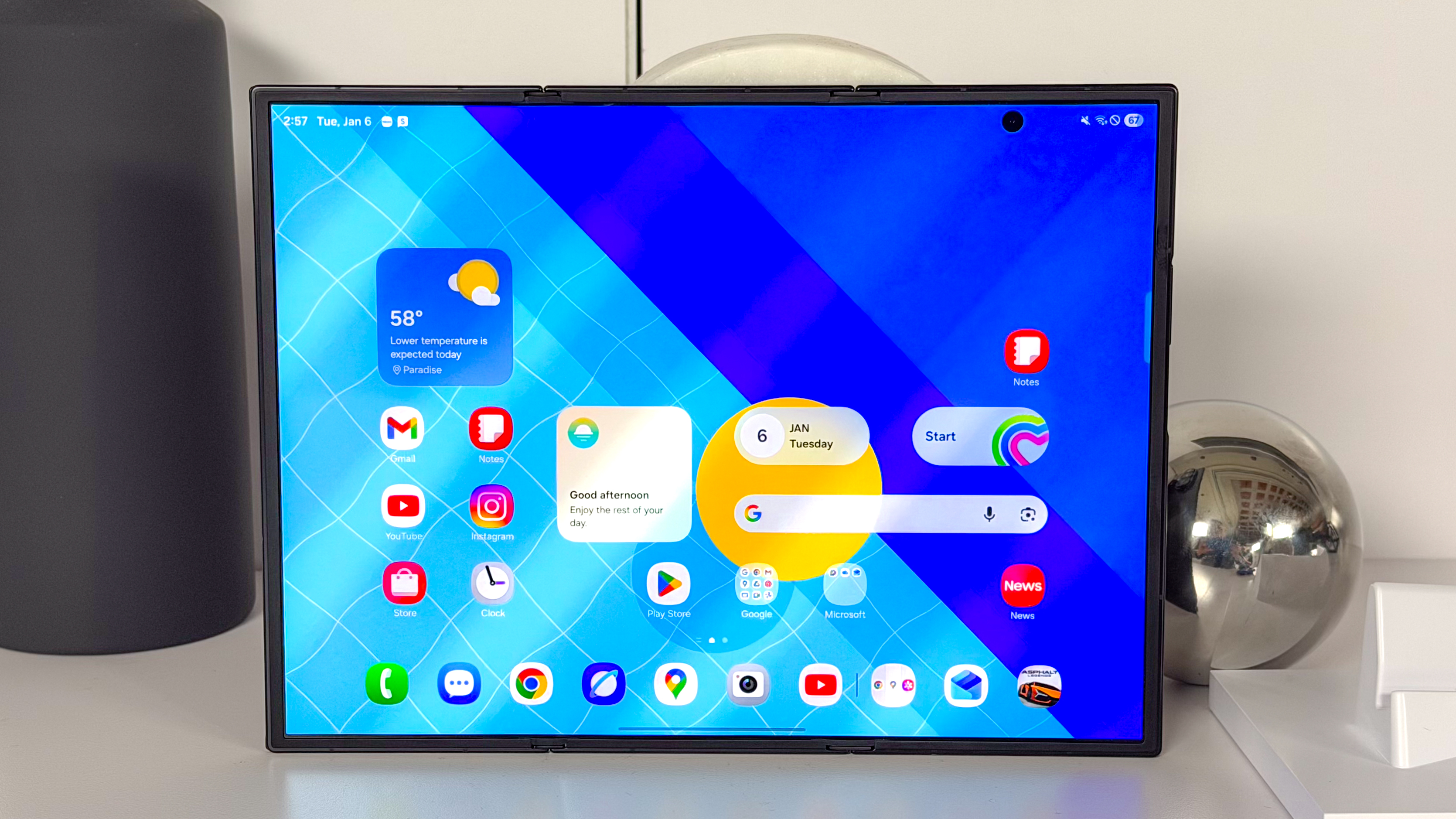 Το Galaxy Z TriFold φαίνεται στο χέρι