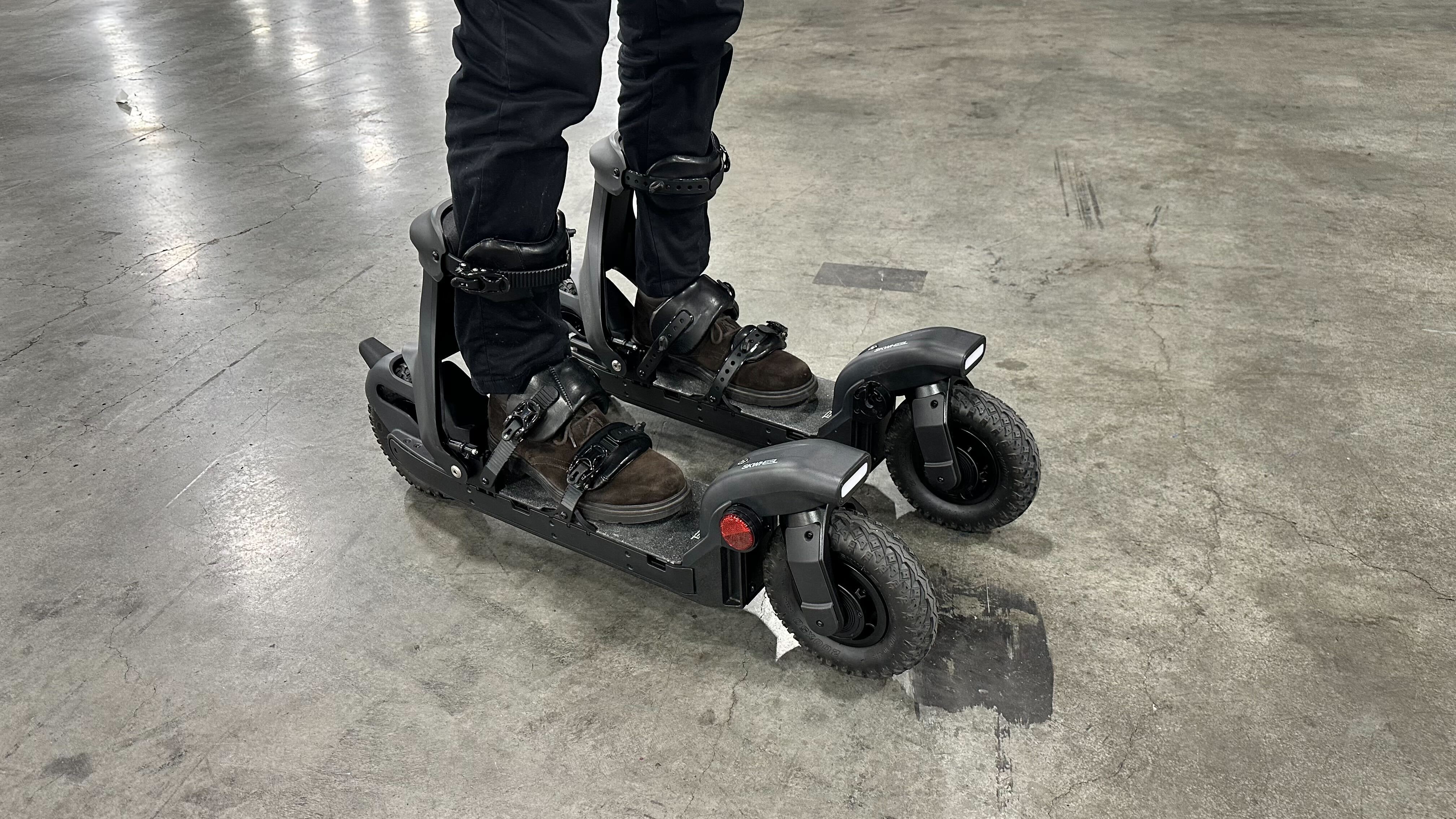 Ένα άτομο που οδηγεί τα μηχανοκίνητα σκι Skywheel