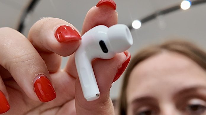 Ανακάλυψα τον ΠΕΡΙΕΡΓΟ θόρυβο στα AirPods Pro 4 μου και ΕΙΧΑΜΕ μια ΣΥΓΚΛΟΝΙΣΤΙΚΗ αποκάλυψη!