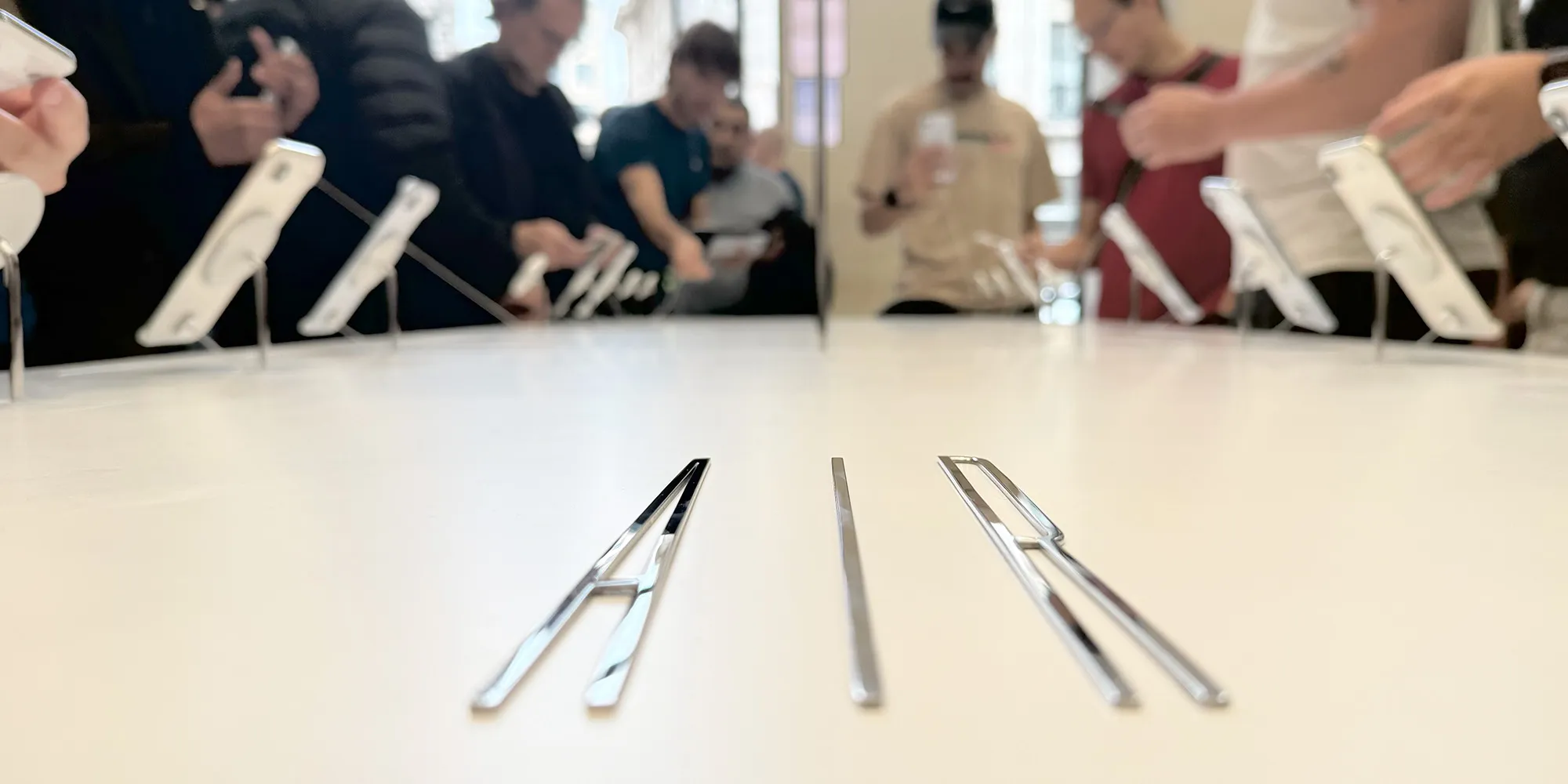 iPhone Air hands-on | Τραπέζι επίδειξης στο κατάστημα με στυλιζαρισμένη επωνυμία AIR